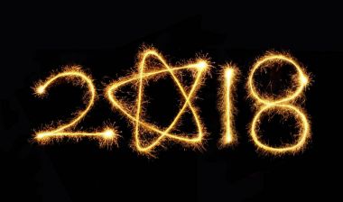 Yeni yıl 2018 maytap siyah bir zemin üzerine