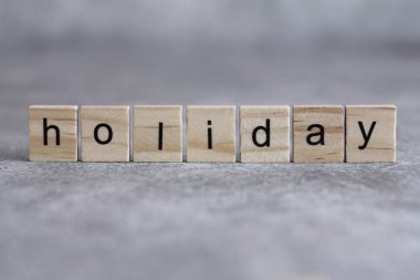 Ahşap küp üzerinde yazılı tatil kelime