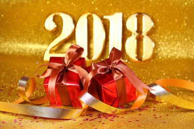 Altın 2018 ve renkli dekorasyon.