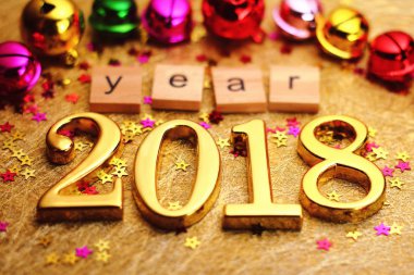 Altın 2018 ve renkli dekorasyon. 