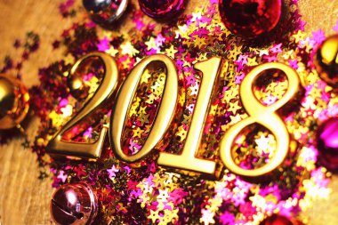 Altın 2018 ve renkli dekorasyon. 