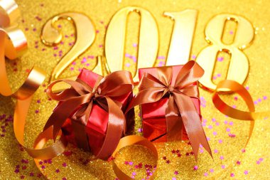 Altın 2018 ve renkli dekorasyon.