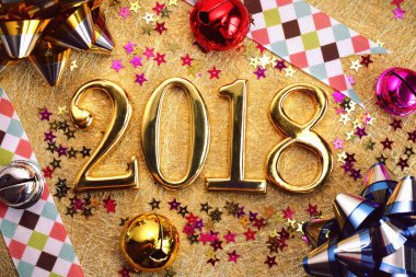 Altın 2018 ve renkli dekorasyon. 
