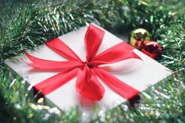 de doos van de gift van Kerstmis met klokken.