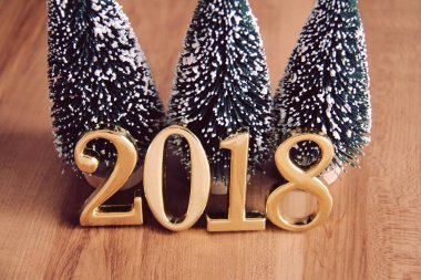 Altın 2018 ve Noel ağacı süsleme. 