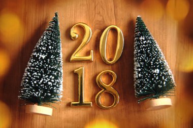 Altın 2018 ve Noel ağacı süsleme. 