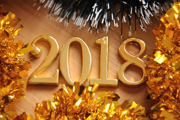 Золото 2018 года и украшение рождественских елок . — стоковое фото
