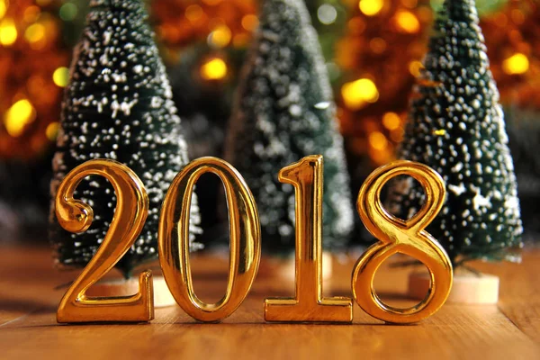 Золото 2018 года и украшение рождественских елок . — стоковое фото