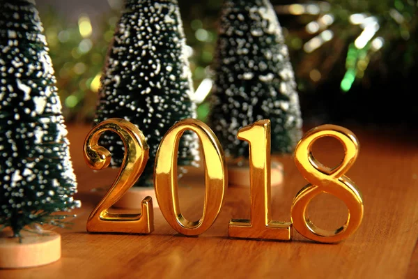 Altın 2018 ve Noel ağacı süsleme. 