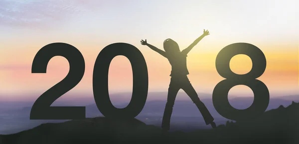 Siluetti ihmiset onnellisia 2018 uusi vuosi . — kuvapankkivalokuva
