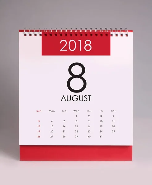 Einfacher Schreibtischkalender 2018 - August — Stockfoto