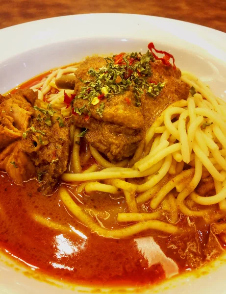 Fideos de pollo rendang picantes y calientes sobre la mesa . —  Fotos de Stock