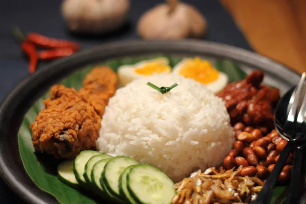 Asiatisches Essen nasi lemak — Stockfoto