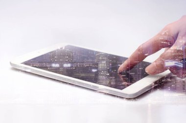 Cityscape arka plan ile Smartphone kullanarak ele
