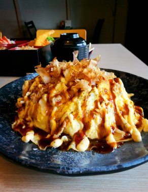 Japon restoranı de Okonomiyaki çanak.