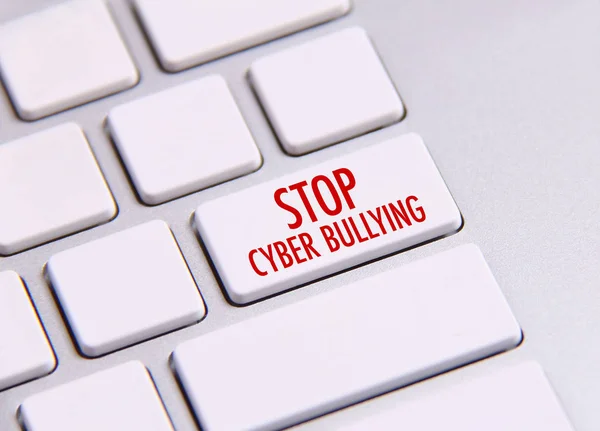 Arrêtez la cyberintimidation mots écrits sur le clavier — Photo