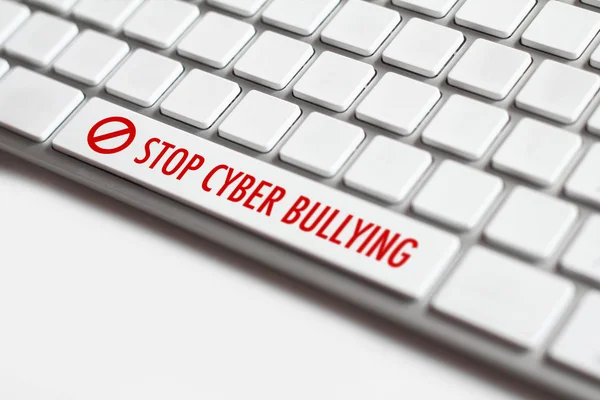 Arrêtez la cyberintimidation mots écrits sur le clavier — Photo