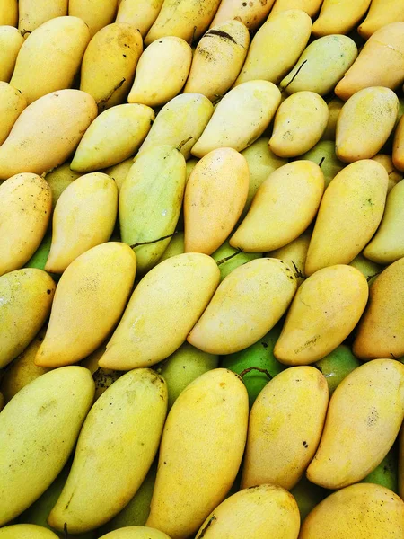 Affichage de mangues jaunes fraîches dans la stalle du marché . — Photo