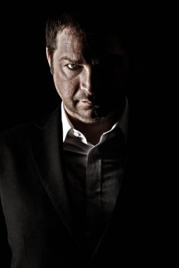 serius ve güçlü Adam