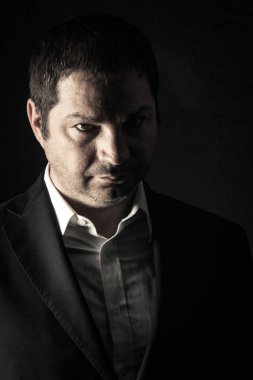 serius ve güçlü Adam