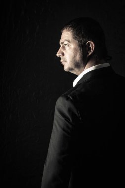 serius ve güçlü Adam