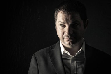 serius ve güçlü Adam