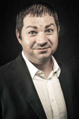 ciddi ve güçlü bir adam