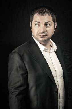 ciddi ve güçlü bir adam