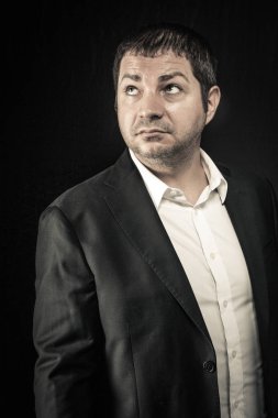 ciddi ve güçlü bir adam