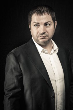 ciddi ve güçlü bir adam