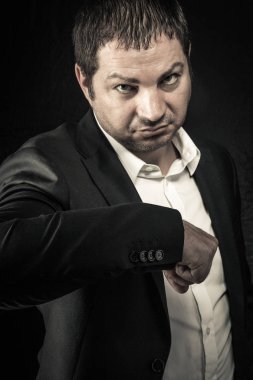 ciddi ve güçlü bir adam