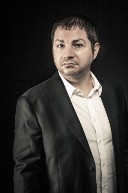 ciddi ve güçlü bir adam