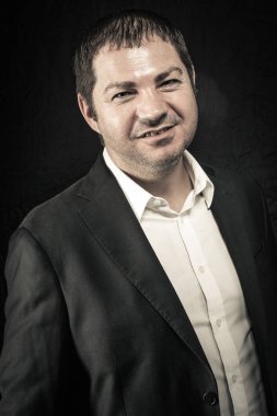 ciddi ve güçlü bir adam