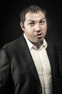 ciddi ve güçlü bir adam