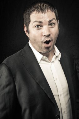 ciddi ve güçlü bir adam