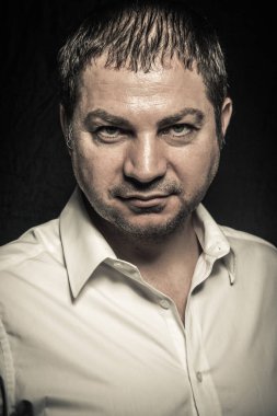 ciddi ve güçlü bir adam