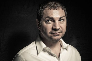 ciddi ve güçlü bir adam