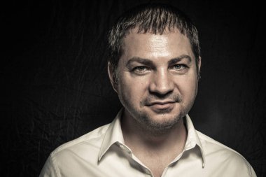 ciddi ve güçlü bir adam