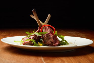 Kuzu kaburgası, köy yemeği, sebzeli kuzu eti, ızgara et, menü, et yemeği, şef, servis, ızgara, tabakta güzel bir sunum.