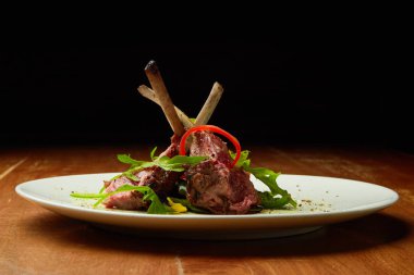 Kuzu kaburgası, köy yemeği, sebzeli kuzu eti, ızgara et, menü, et yemeği, şef, servis, ızgara, tabakta güzel bir sunum.