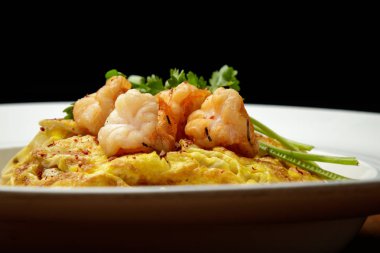 Maydanozlu karides omleti, sunum ve servis, sağlıklı yiyecek, diyet ürünü, protein, tabakta yemek, karides, yumurta, çırpılmış yumurta,