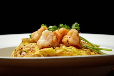 Maydanozlu karides omleti, sunum ve servis, sağlıklı yiyecek, diyet ürünü, protein, tabakta yemek, karides, yumurta, çırpılmış yumurta,