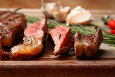 Sığır etinden biftek, sebzeli biftek, düzgün beslenme, sağlıklı yemek, tahtadan bir parça haşlanmış domuz eti, sunum ve servis, köy tarzı, et için sebze, sağlıklı yiyecek.