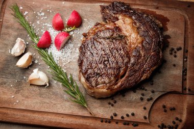 Sığır etinden biftek, sebzeli biftek, düzgün beslenme, sağlıklı yemek, tahtadan bir parça haşlanmış domuz eti, sunum ve servis, köy tarzı, et için sebze, sağlıklı yiyecek.