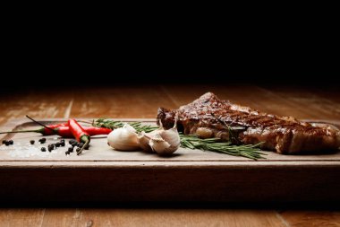 Sığır etinden biftek, sebzeli biftek, düzgün beslenme, sağlıklı yemek, tahtadan bir parça haşlanmış domuz eti, sunum ve servis, köy tarzı, et için sebze, sağlıklı yiyecek.