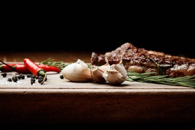 Sığır etinden biftek, sebzeli biftek, düzgün beslenme, sağlıklı yemek, tahtadan bir parça haşlanmış domuz eti, sunum ve servis, köy tarzı, et için sebze, sağlıklı yiyecek.