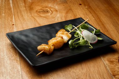 Turplu ve otlu barbekü, sunum ve servis, sağlıklı yiyecekler, diyet ürünü, protein, tabakta yemek, menü, güzel dekore edilmiş yemekler, yeşiller, şişte et.