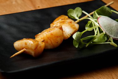 Turplu ve otlu barbekü, sunum ve servis, sağlıklı yiyecekler, diyet ürünü, protein, tabakta yemek, menü, güzel dekore edilmiş yemekler, yeşiller, şişte et.