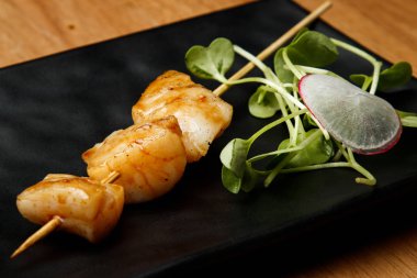 Turplu ve otlu barbekü, sunum ve servis, sağlıklı yiyecekler, diyet ürünü, protein, tabakta yemek, menü, güzel dekore edilmiş yemekler, yeşiller, şişte et.