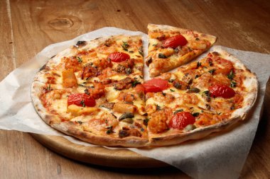 Pizza, İtalyan yemeği, pizza, sunum ve servis, menü, güzel dekore edilmiş yemek, lezzetli yemek, pizza, lezzetli ve sıcak pizza, yeşiller, pizza tahtası.